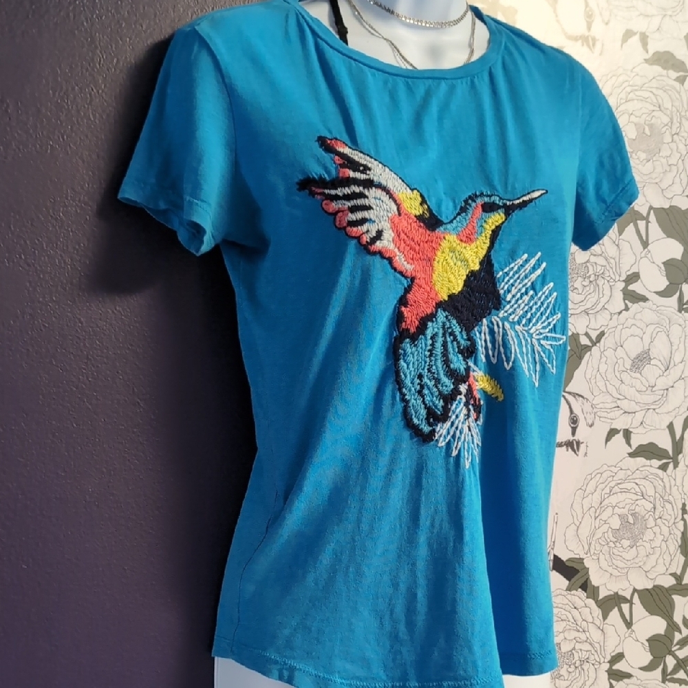 Colorful Hummingbird Embroidered Tee - Picture 5 of 6